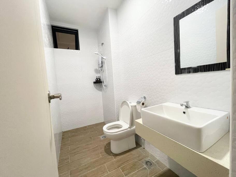 Quartz Near To Jonker Walk With Infinity Pool Cozy 3B2B Apartamento Malacca Exterior foto